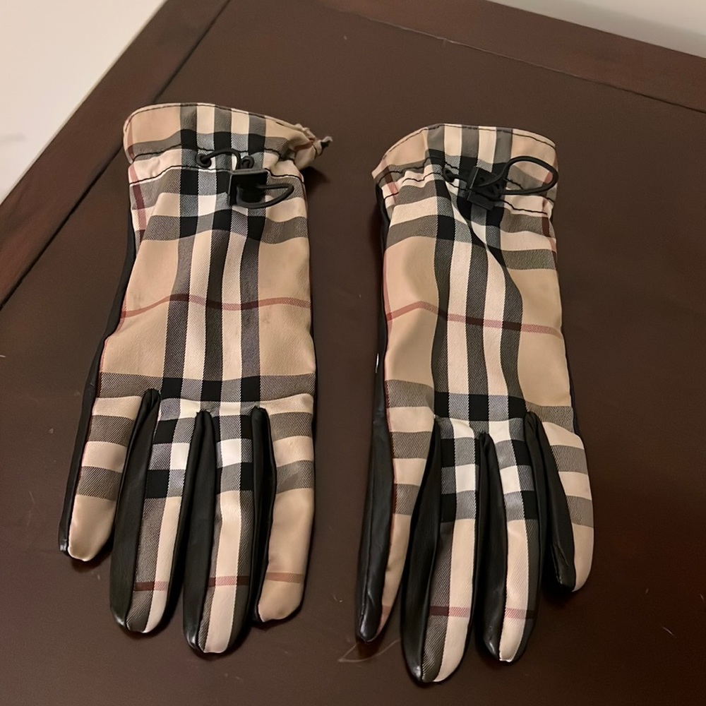 AUTHENTIC Burberry gloves